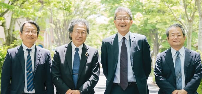 4人が横に並んで笑っている画像