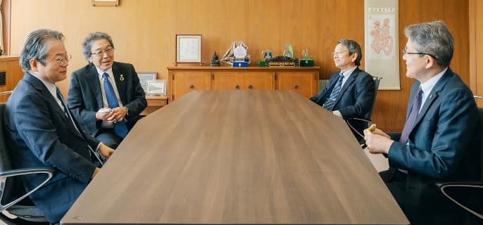 4人が談笑する画像
