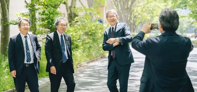 4人が外で過ごしている画像
