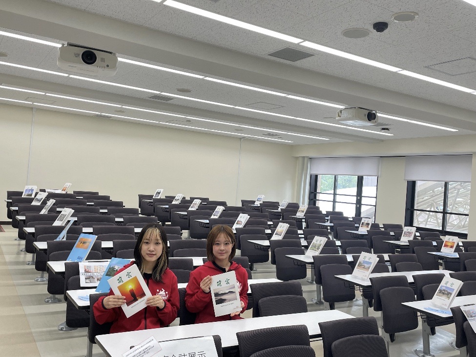 企画者の河村華苑さん（左）と学生スタッフ