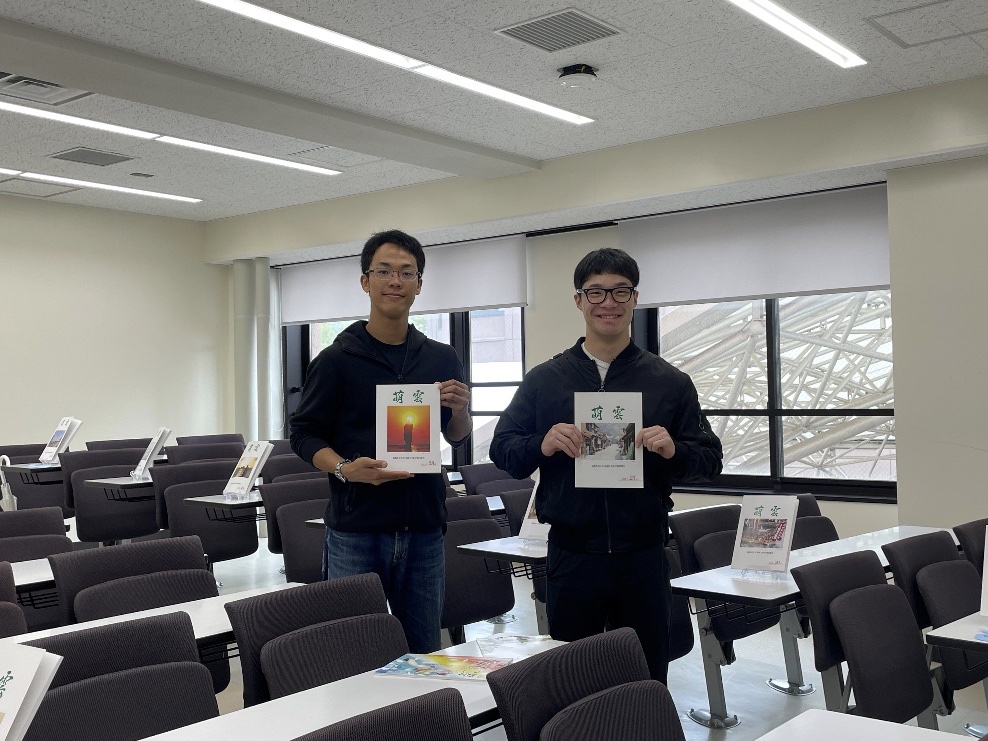 同窓会誌を手に取る学生たち