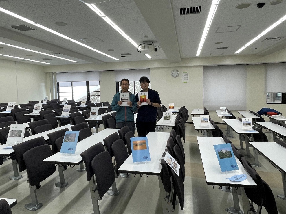 同窓会誌を手に取る学生たち